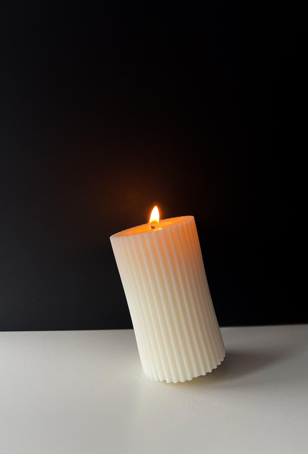 Vertical Whispers - Lumânare Sculpturală din Ceară de Soia