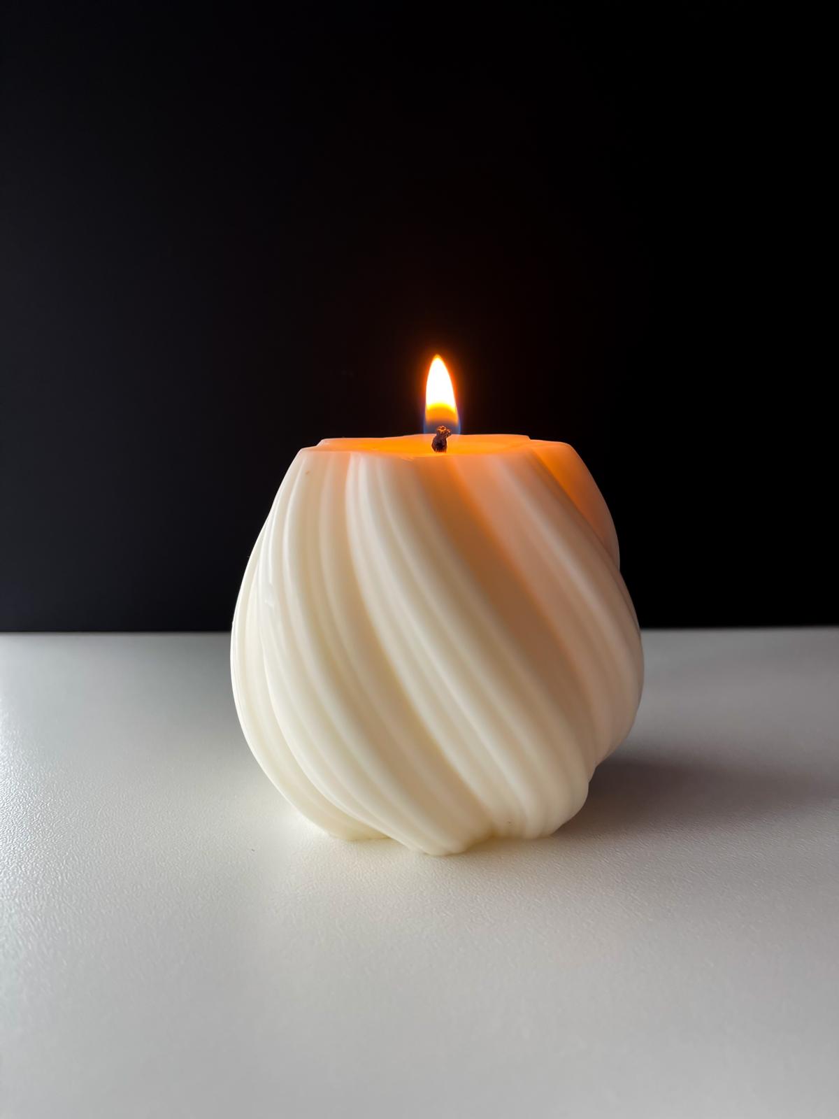 Sunset Ripples – Lumânare Sculpturală din Ceară de Soia