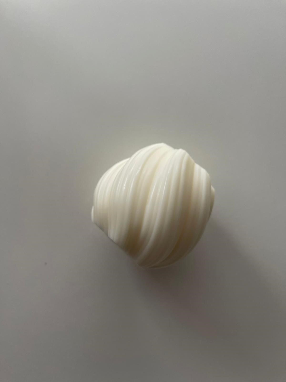 Sunset Ripples – Lumânare Sculpturală din Ceară de Soia