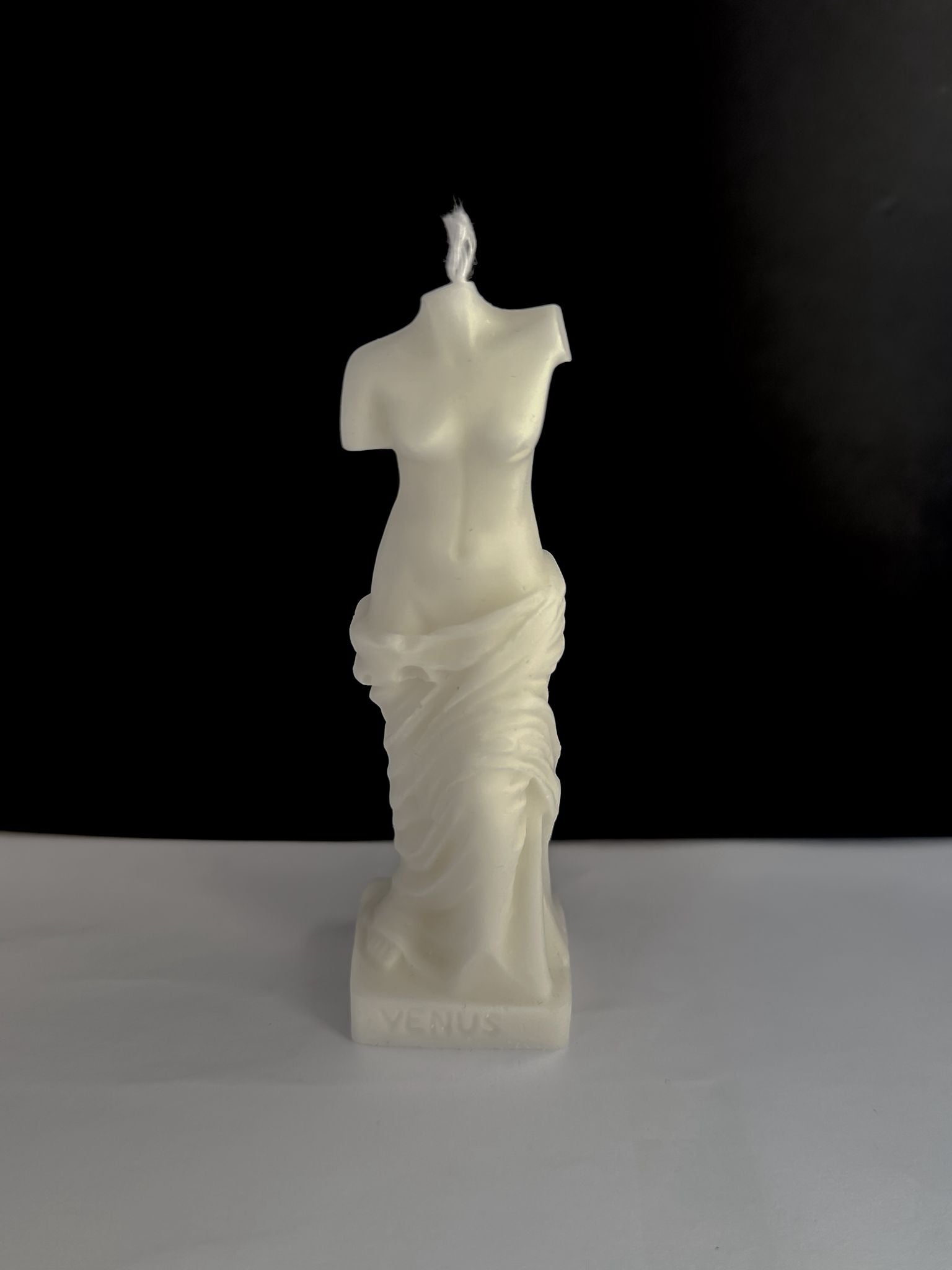 Venus – Lumânare Sculpturală Elegantă din Ceară de Soia